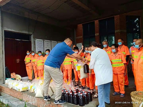 玉龙环保重庆分公司给员工送清凉发放慰问物资