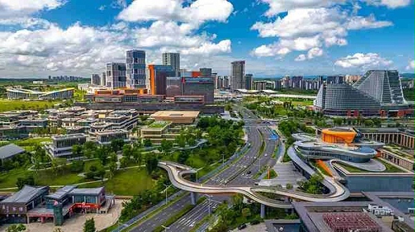 玉龙环保：成都市首个多元化场景的无人环卫清扫示范项目投用