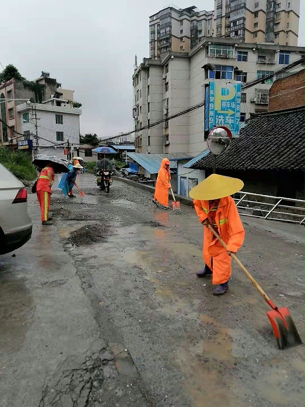 玉龙人紧急清淤保畅通-玉龙环保