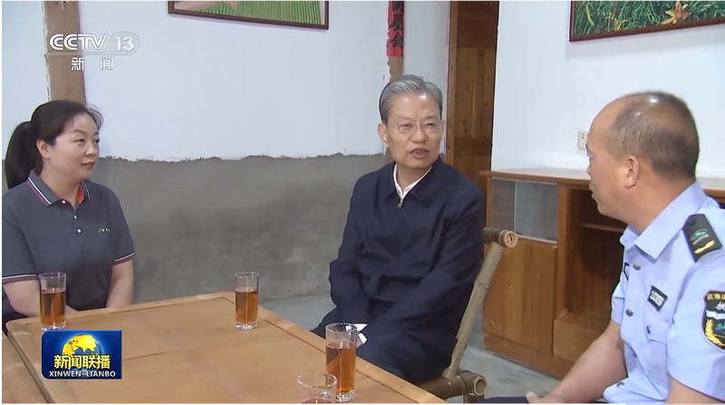 玉龙环保武夷山分公司员工王丽（女）作为森林一线巡护员参加检查组召开的座谈会
