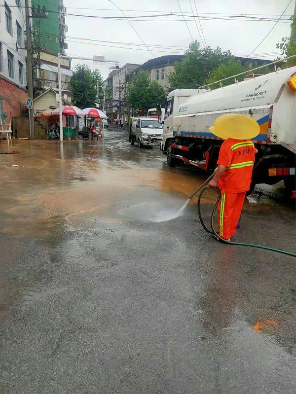 玉龙环保：大雨过后的道路冲洗