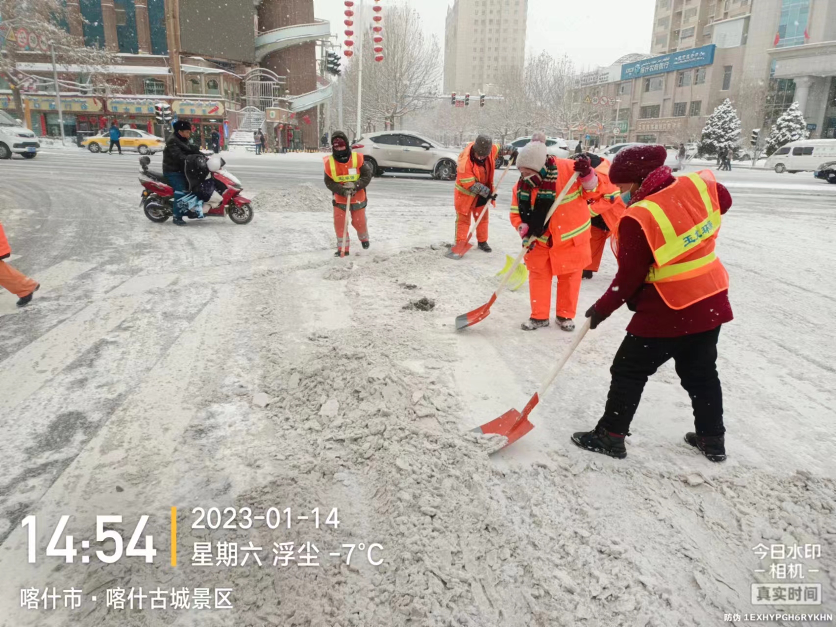 人休车不休,喀什玉龙环保“战冰雪，保出行”